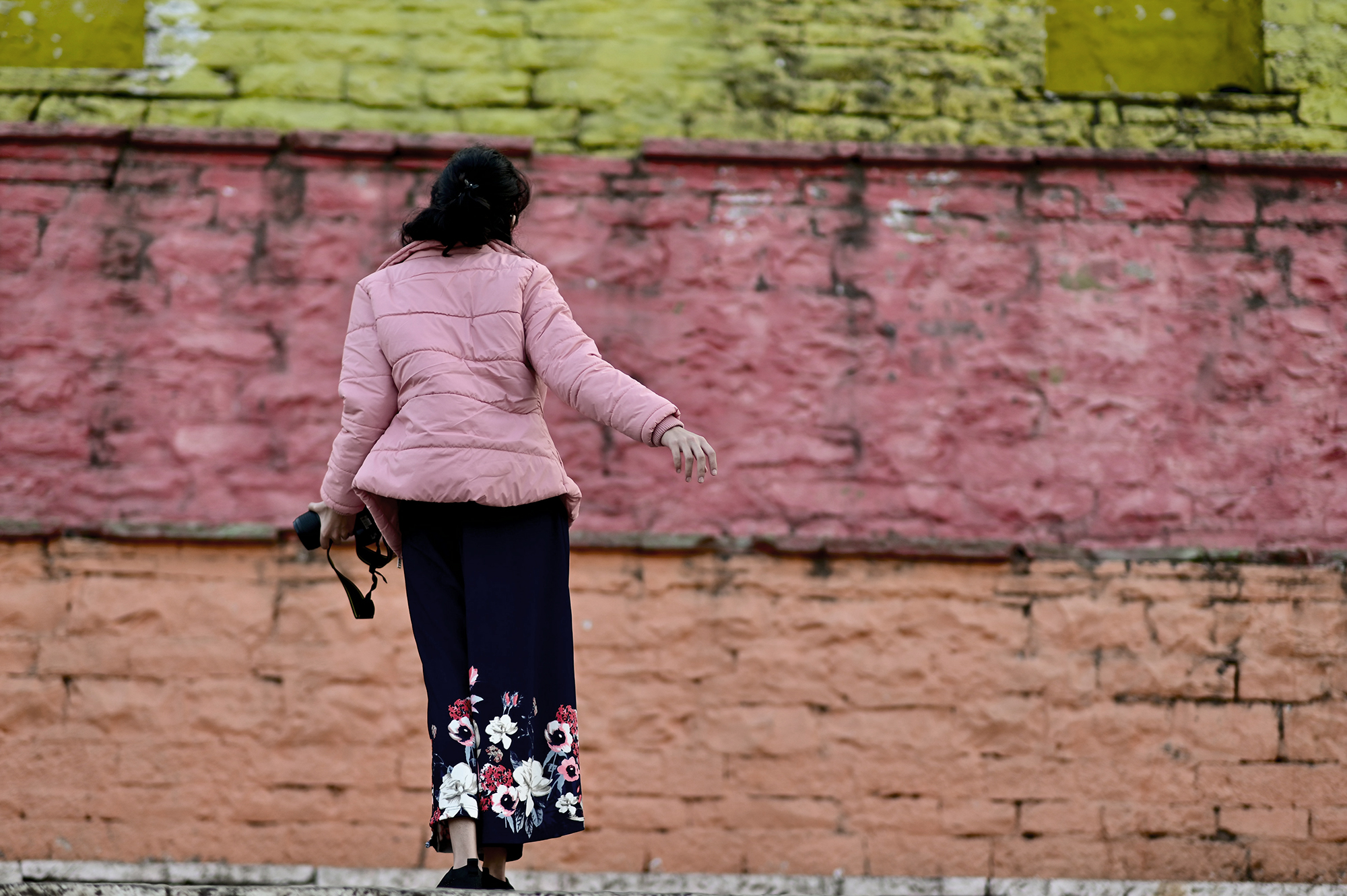 Mujer de espalda que va caminando